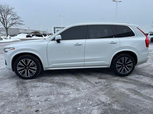 2022 Volvo XC90 T6 Momentum 7 Passenger