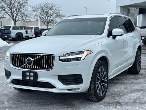 2022 Volvo XC90 T6 Momentum 7 Passenger