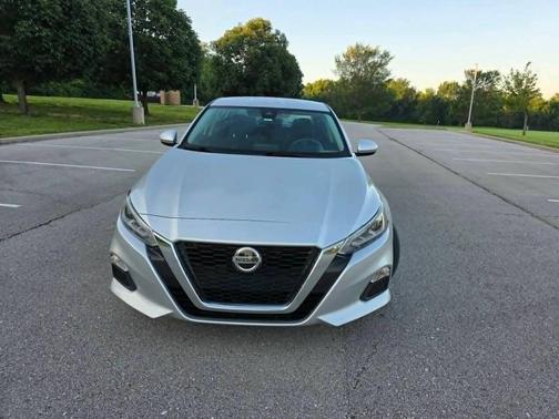 Silver 2022 Nissan Altima 2.5 SV