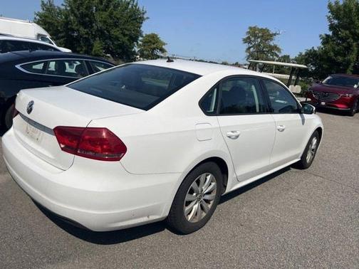 Photo 4 of 8 of 2013 Volkswagen Passat 2.5 S