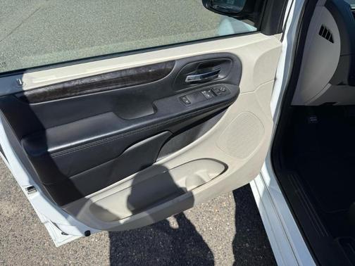 White 2016 Dodge Grand Caravan AVP/SE