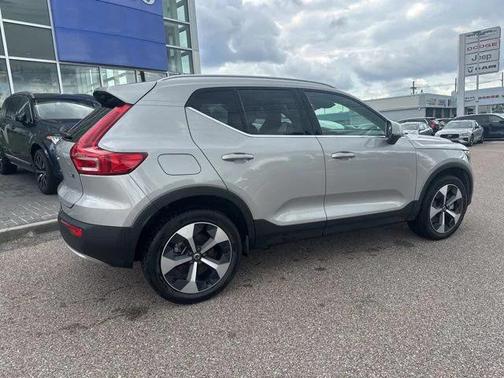 2025 Volvo XC40 B5 Plus Bright Theme