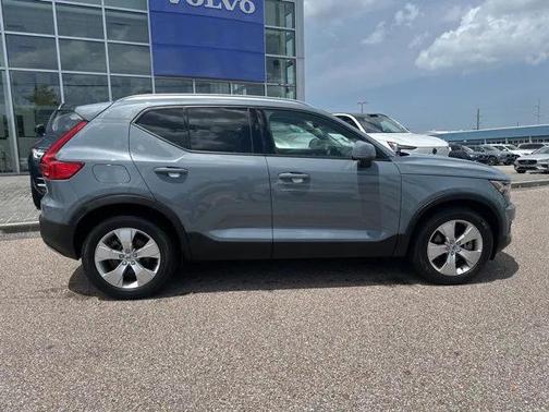 2022 Volvo XC40 T5 Momentum