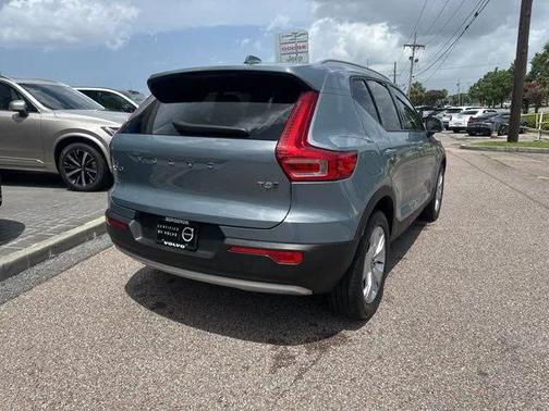 2022 Volvo XC40 T5 Momentum