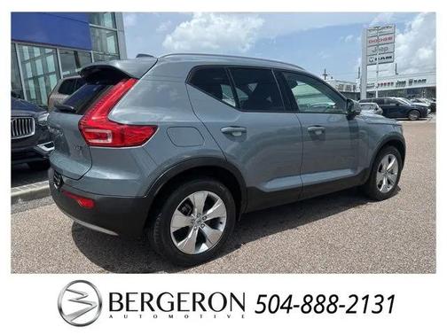 2022 Volvo XC40 T5 Momentum