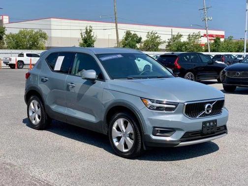 2022 Volvo XC40 T5 Momentum