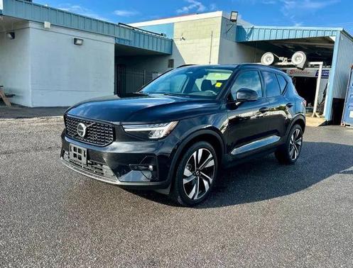 2025 Volvo XC40 B5 Plus Dark Theme