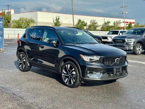 2025 Volvo XC40 B5 Plus Dark Theme
