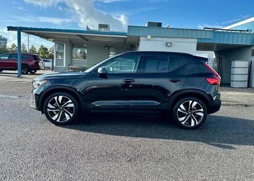 2025 Volvo XC40 B5 Plus Dark Theme