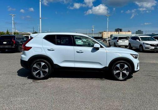 2025 Volvo XC40 B5 Plus Bright Theme