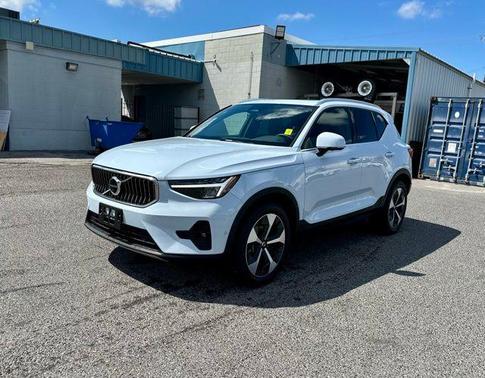 2025 Volvo XC40 B5 Plus Bright Theme