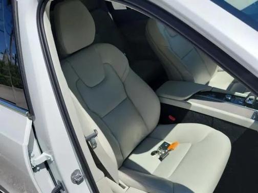 2024 Volvo XC90 B5 Plus Bright Theme