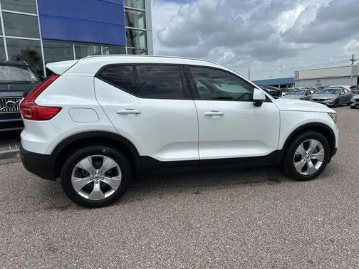 2022 Volvo XC40 T5 Momentum