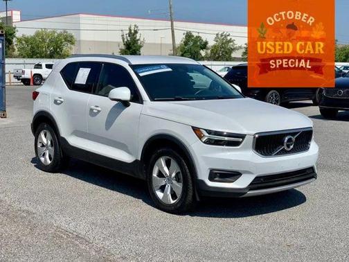 2022 Volvo XC40 T5 Momentum