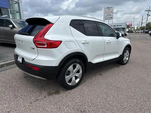 2022 Volvo XC40 T5 Momentum