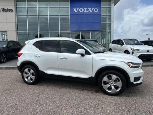2022 Volvo XC40 T5 Momentum