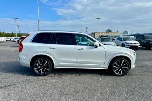 2022 Volvo XC90 T6 Momentum