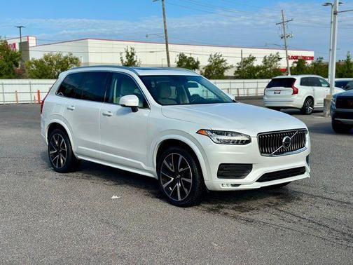 2022 Volvo XC90 T6 Momentum