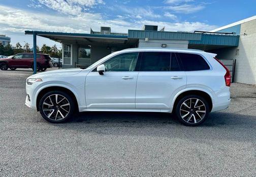 2022 Volvo XC90 T6 Momentum