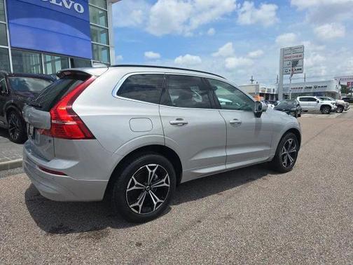 2022 Volvo XC60 B5 Momentum