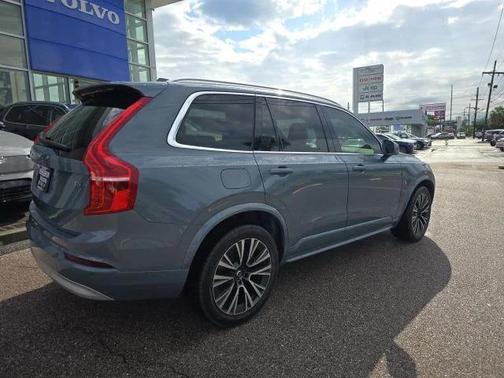 2022 Volvo XC90 T6 Momentum