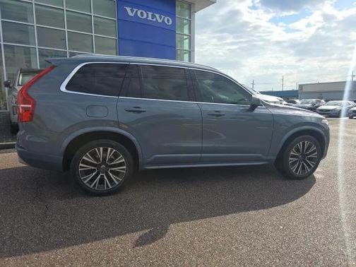 2022 Volvo XC90 T6 Momentum