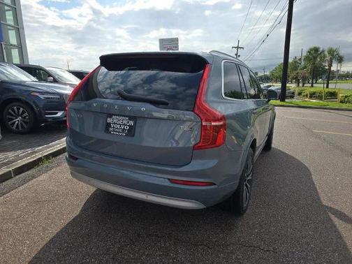 2022 Volvo XC90 T6 Momentum