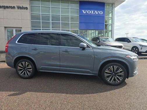 2022 Volvo XC90 T6 Momentum