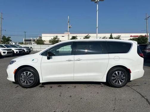 2025 Chrysler Pacifica Hybrid Select