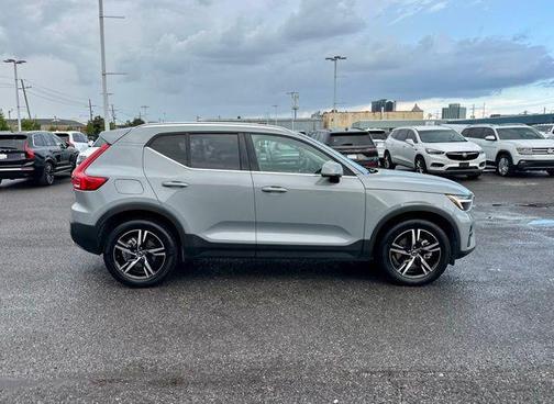 2025 Volvo XC40 B5 Core Bright Theme