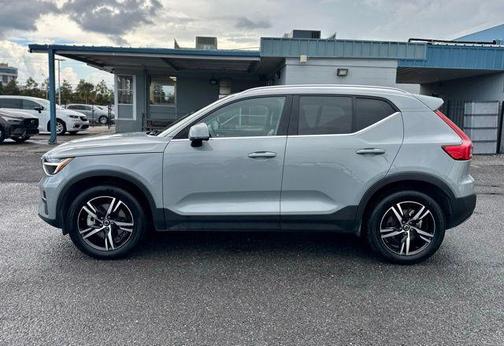 2025 Volvo XC40 B5 Core Bright Theme