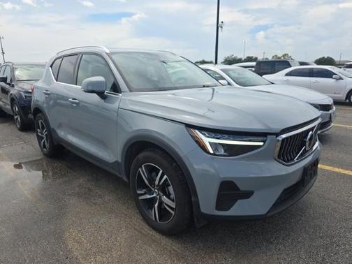 2025 Volvo XC40 B5 Core Bright Theme