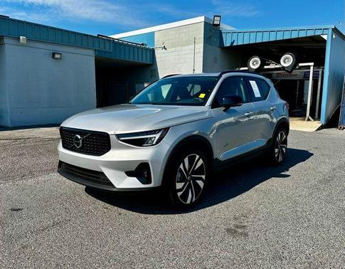 2025 Volvo XC40 B5 Plus Dark Theme