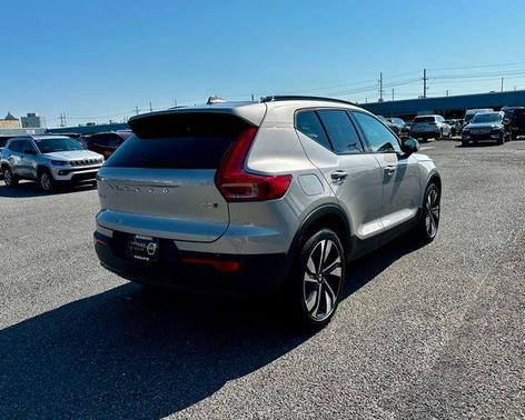 2025 Volvo XC40 B5 Plus Dark Theme