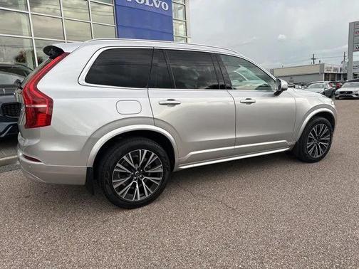 2022 Volvo XC90 T5 Momentum
