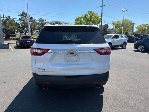 Iridescent Pearl Tricoat 2021 Chevrolet Traverse LT Leather