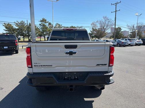 White Sands 2026 Chevrolet Silverado 2500 Crew Cab, Standard Bed, XR2, 4WD