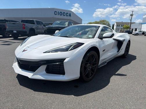 White Pearl Metallic Tricoat 2023 Chevrolet Corvette Z06