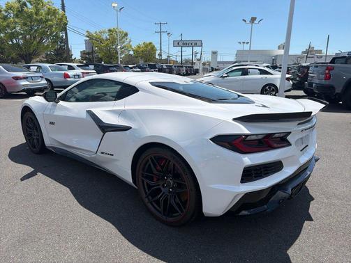 White Pearl Metallic Tricoat 2023 Chevrolet Corvette Z06