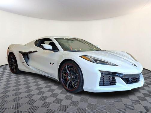 White Pearl Metallic Tricoat 2023 Chevrolet Corvette Z06