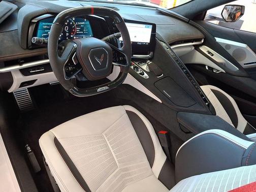 White Pearl Metallic Tricoat 2023 Chevrolet Corvette Z06