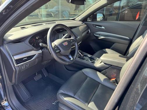 2023 Cadillac XT4 Premium Luxury