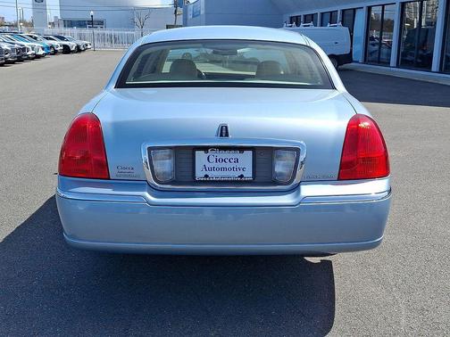 Blue 2009 Lincoln Town Car Signature