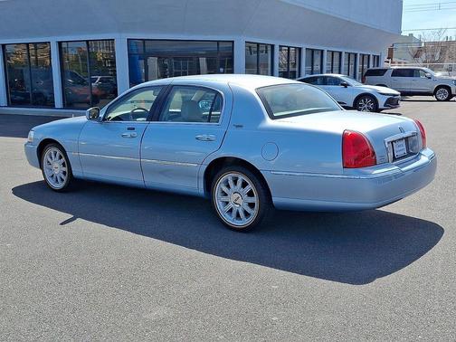 Blue 2009 Lincoln Town Car Signature