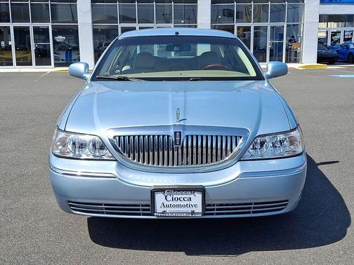 Blue 2009 Lincoln Town Car Signature