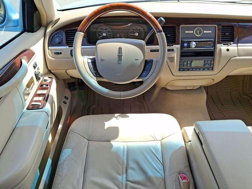 Blue 2009 Lincoln Town Car Signature