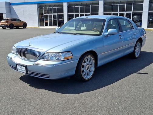 Blue 2009 Lincoln Town Car Signature