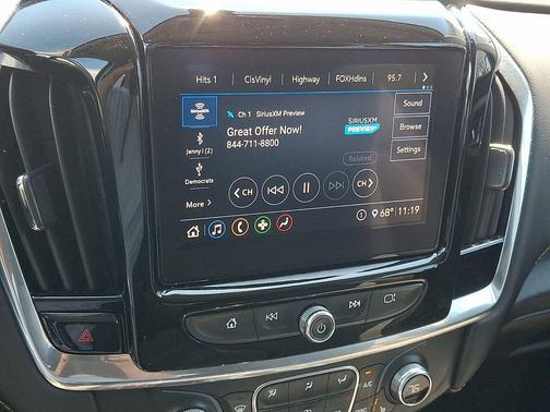 Iridescent Pearl Tricoat 2021 Chevrolet Traverse LT Cloth