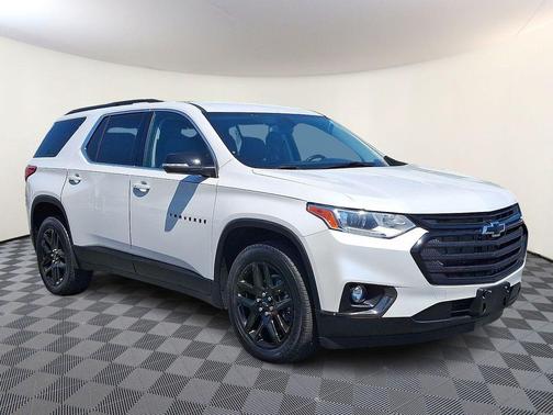 Iridescent Pearl Tricoat 2021 Chevrolet Traverse LT Cloth
