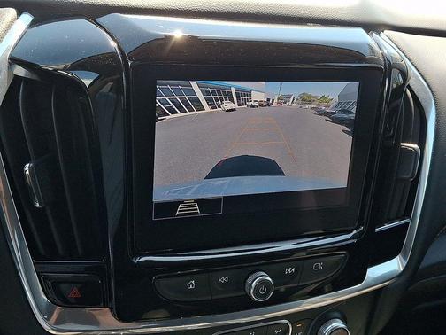 Iridescent Pearl Tricoat 2021 Chevrolet Traverse LT Cloth